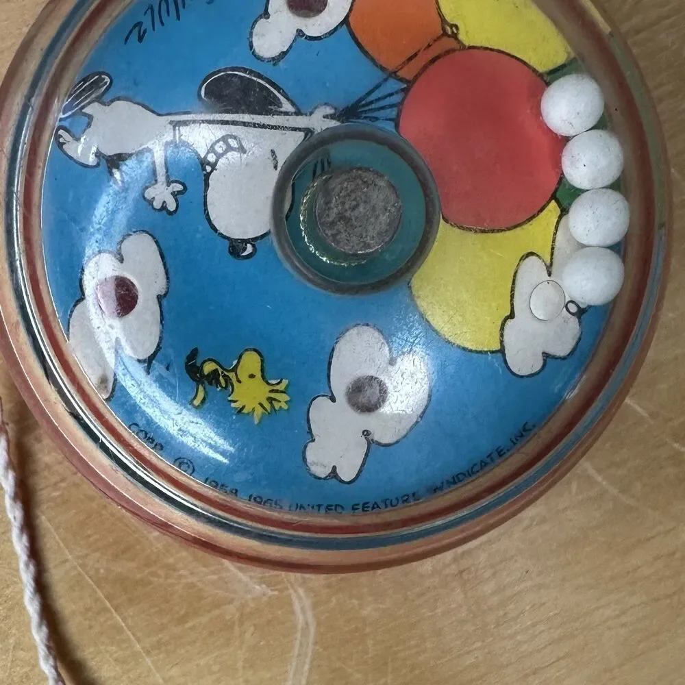 Vintage Snoopy Yo-yo, 1968 UNITED FEATURE SYNDICATE INC with hole in ball game